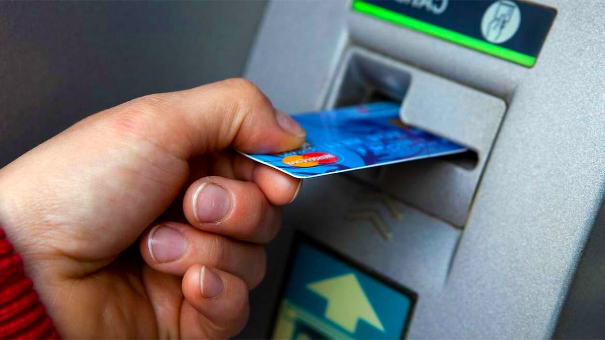 les experts recommandent d’ajouter un autocollant sur votre carte bancaire une astuce infaillible