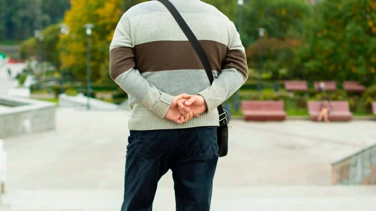 voici la signification réelle de marcher lentement avec les mains dans le dos, selon la psychologie